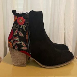 Black Suede Embroidery Boot size 7.5 New women’s shoes ankle boot